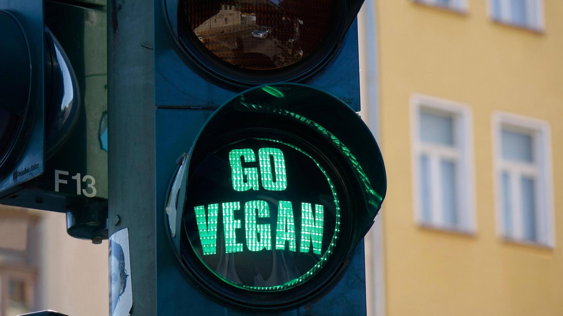 Beschriftete Ampel in Berlin zeigt GO vegan Beschriftete Ampel in Berlin zeigt GO vegan
