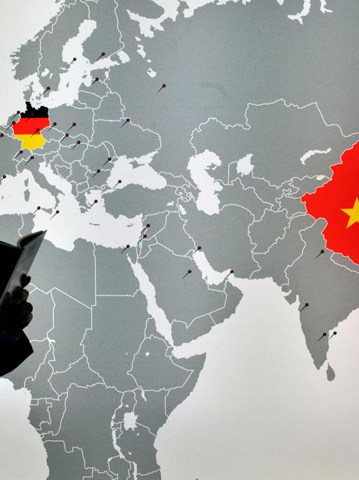 Weltkarte, auf der Deutschland und China in ihren Landesfarben herausgehoben wurden