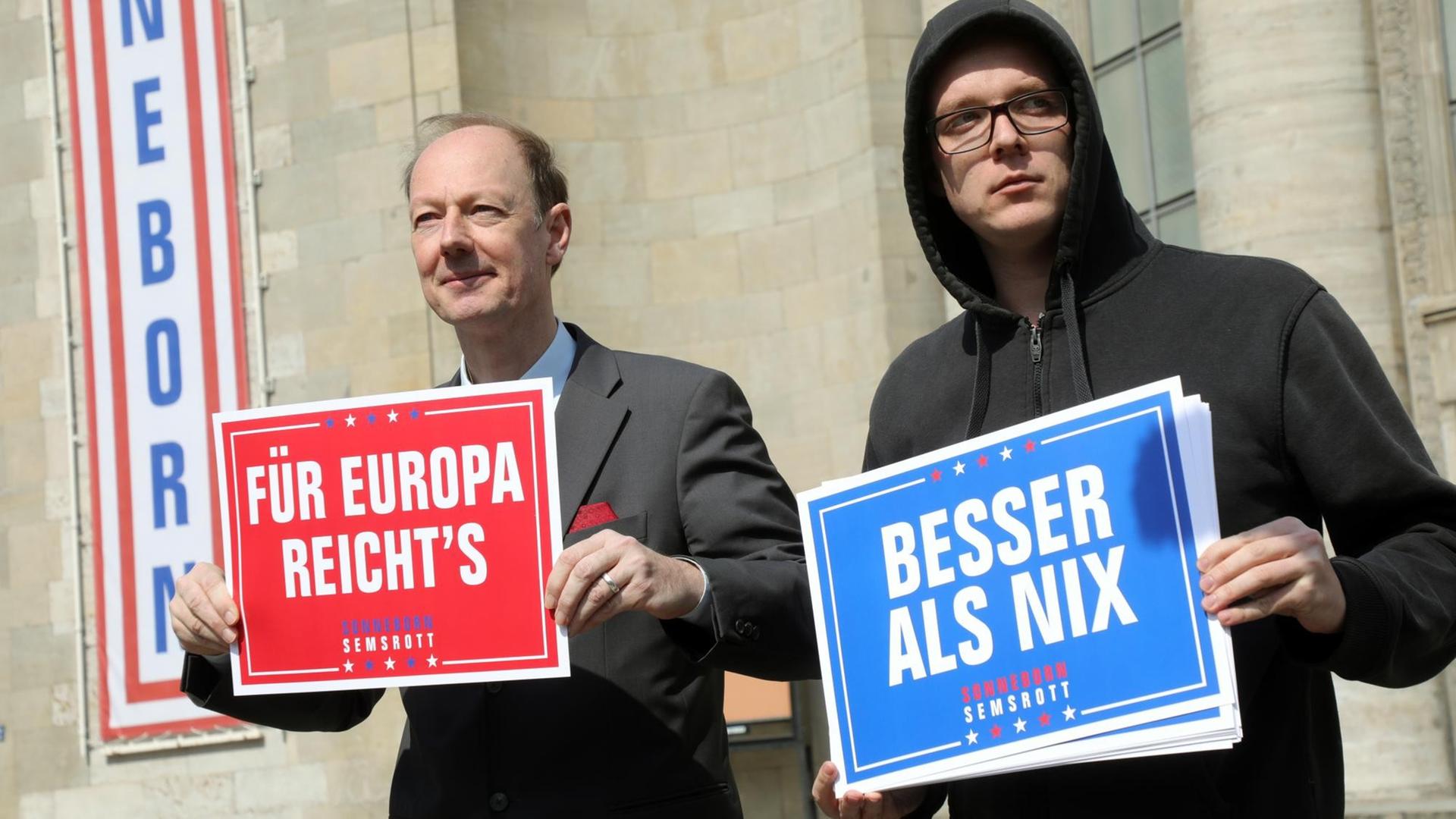 Martin Sonneborn (Die PARTEI), Vorsitzender, und Nico Semsrott halten anlässlich des EU-Wahlkampfs 2019 Plakate in den Händen, auf denen steht: "für Europa reicht's" und "Besser als Nix" Martin Sonneborn (Die PARTEI), Vorsitzender, und Nico Semsrott halten anlässlich des EU-Wahlkampfs 2019 Plakate in den Händen, auf denen steht: "für Europa reicht's" und "Besser als Nix"
