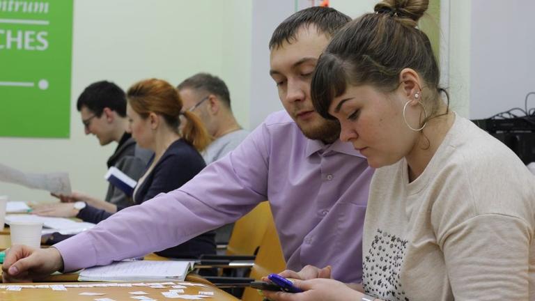 Junge Menschen besuchen das deutsch-russische Haus in der sibirischen Stadt Omsk, um Deutsch zu lernen