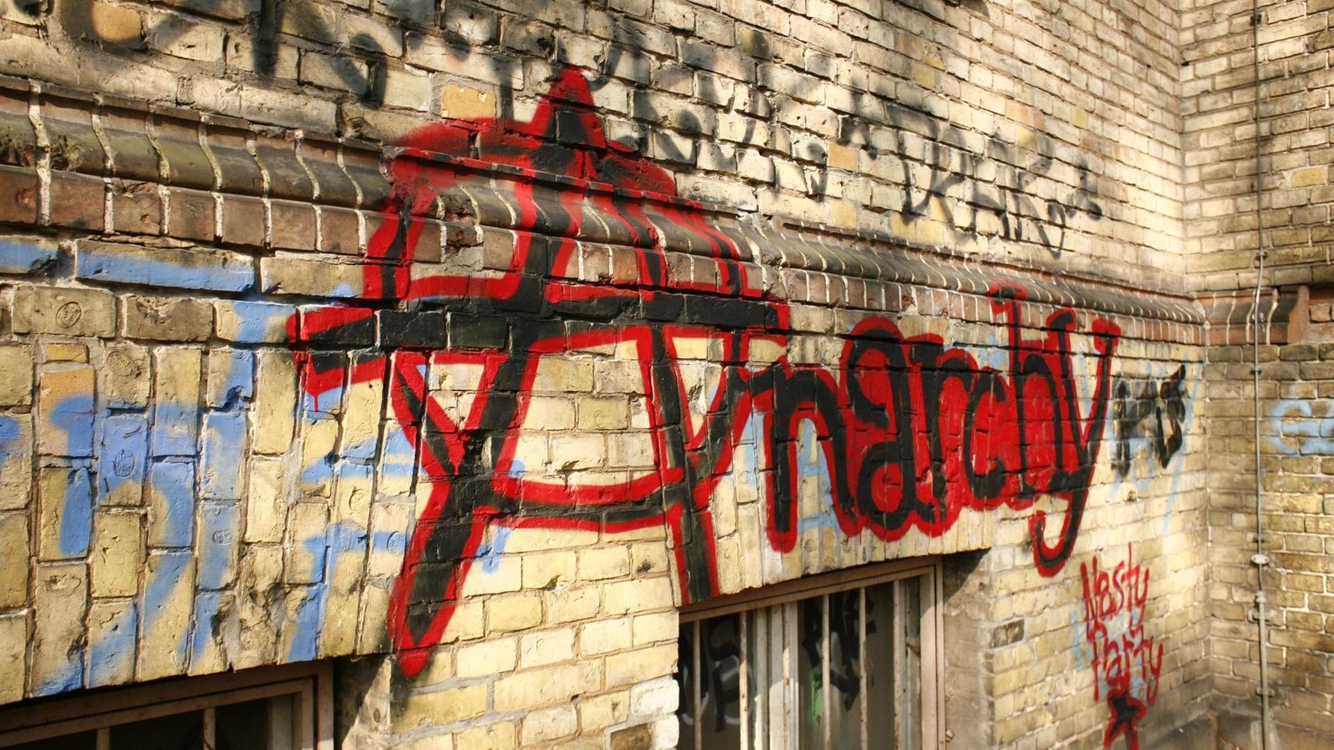 Der Schriftzug "Anarchy" - englisch für Anarchie oder auch Anarchismus - gemalt auf eine Wand, aufgenommen in Berlin im März 2011. Der Schriftzug "Anarchy" - englisch für Anarchie oder auch Anarchismus - gemalt auf eine Wand, aufgenommen in Berlin im März 2011.