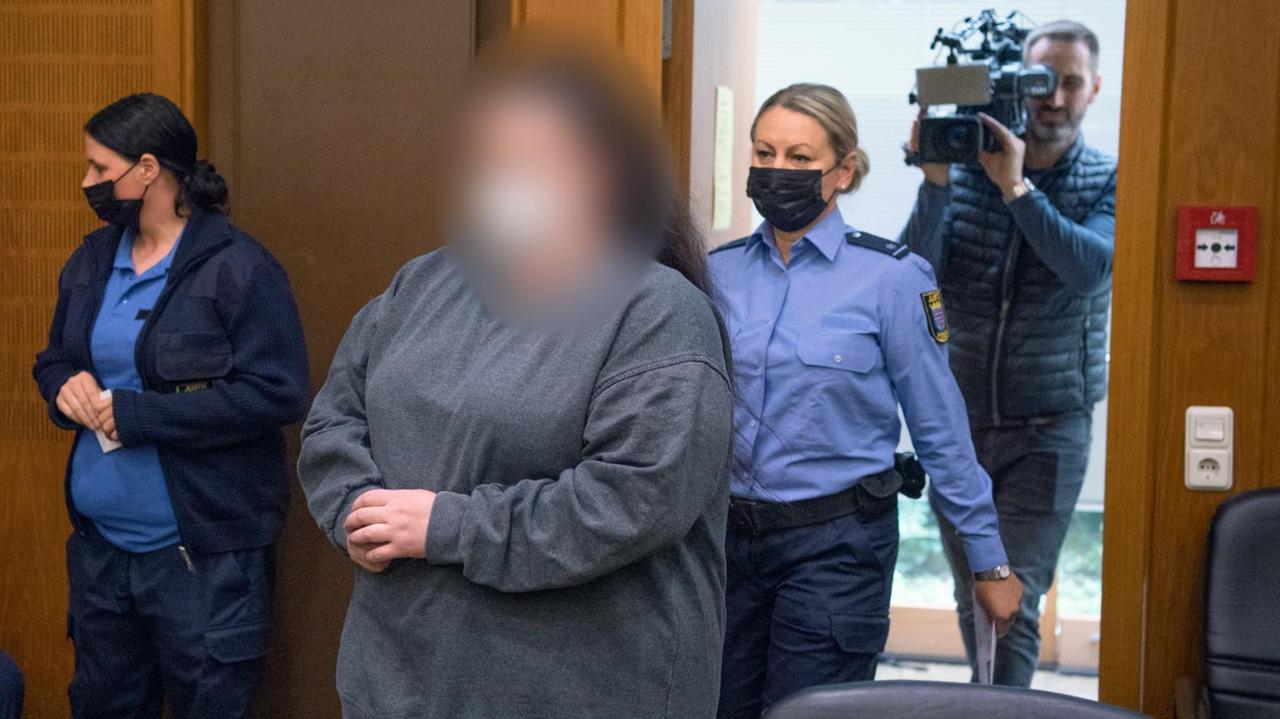 Die Angeklagte wird von einer Justizwachtmeisterin in den Verhandlungssaal am Oberlandesgericht in Frankfurt geführt. Die Angeklagte wird von einer Justizwachtmeisterin in den Verhandlungssaal am Oberlandesgericht in Frankfurt geführt.