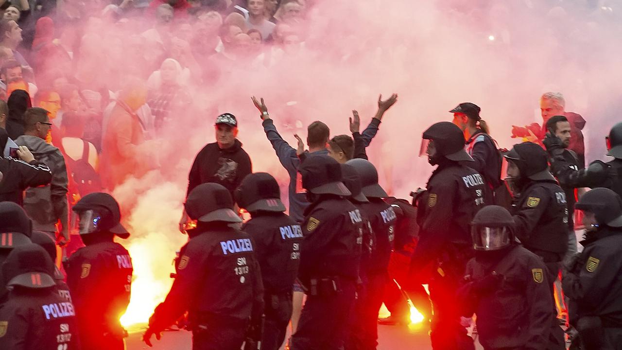 Protestierende zünden Feuerwerk während einer spontanen Demonstration Rechtsextremer in Chemnitz am 27. August 2018.