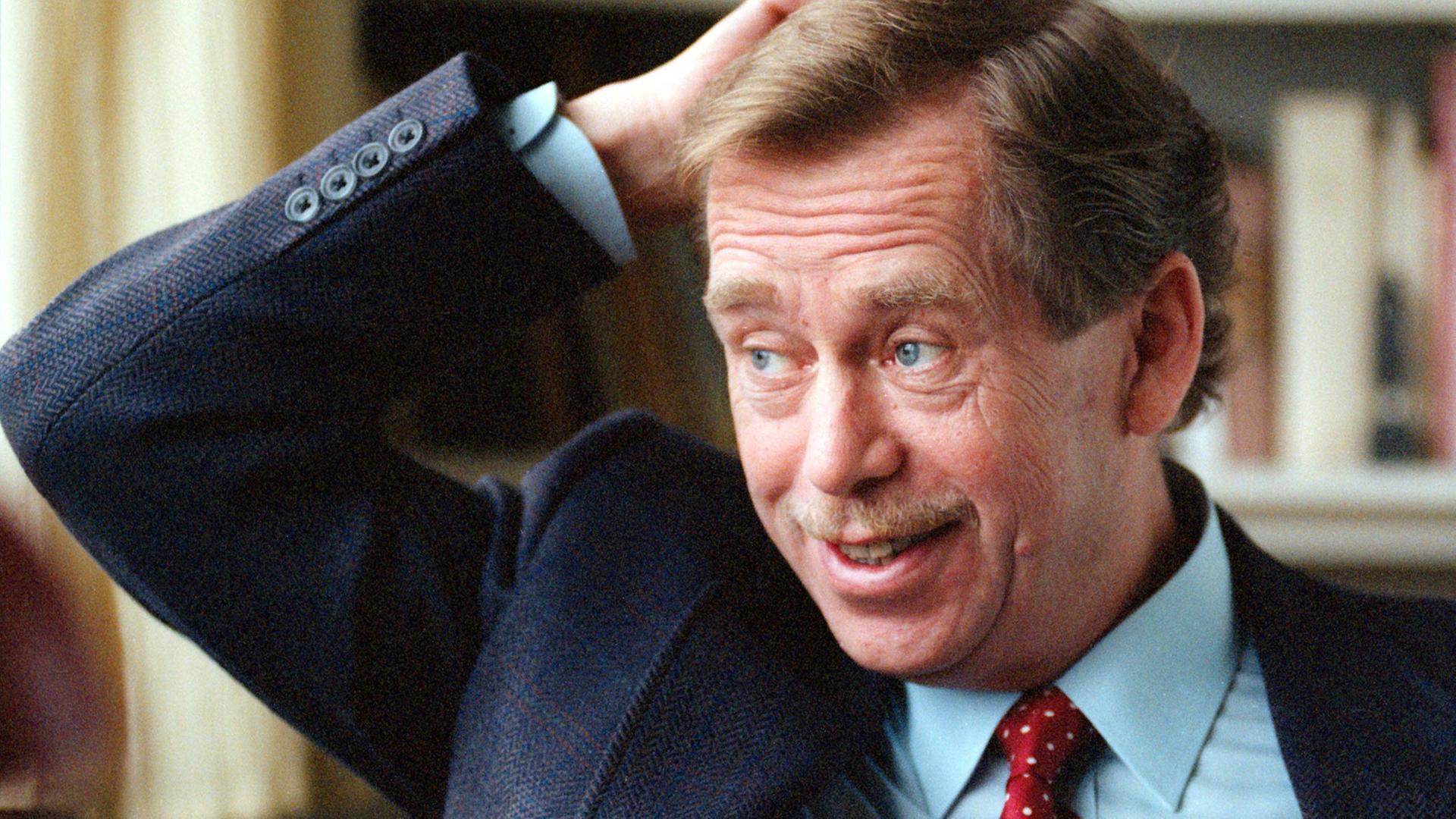 Václav Havel in seiner Wohnung, aufgenommen am 25.1.1993, einen Tag bevor er zum ersten Staatspräsidenten der Tschechischen Republik gewählt wurde. Václav Havel in seiner Wohnung, aufgenommen am 25.1.1993, einen Tag bevor er zum ersten Staatspräsidenten der Tschechischen Republik gewählt wurde.