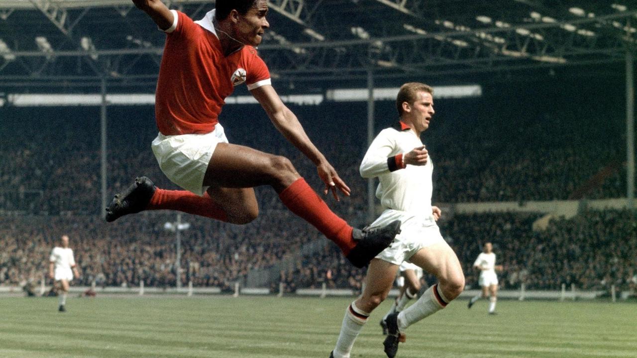Benfica-Torjäger Eusébio auf dem Spielfeld mit Mailands Mittelfeldspieler Giovanni Trapattoni. Aufgenommen im Mai 1963. Benfica-Torjäger Eusébio auf dem Spielfeld mit Mailands Mittelfeldspieler Giovanni Trapattoni. Aufgenommen im Mai 1963.