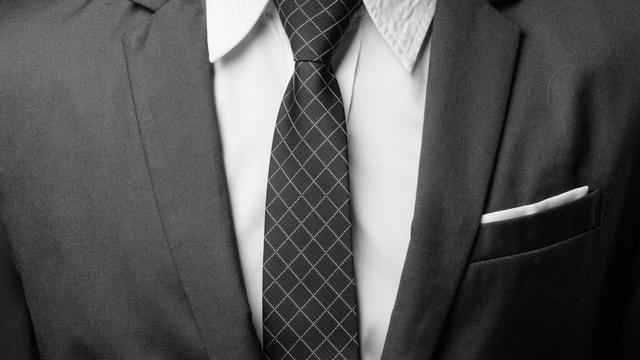Blick auf einen Anzug mit Krawatte.