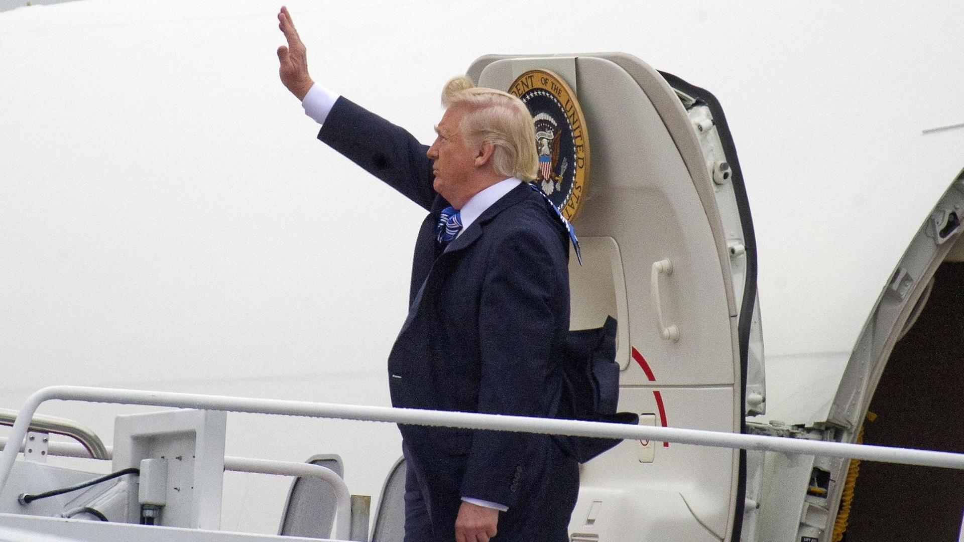 US-Präsident Donald Trump an der Präsidentenmaschine Air Force One vor einem Flug nach Lynchburg, Virginia. US-Präsident Donald Trump an der Präsidentenmaschine Air Force One vor einem Flug nach Lynchburg, Virginia.