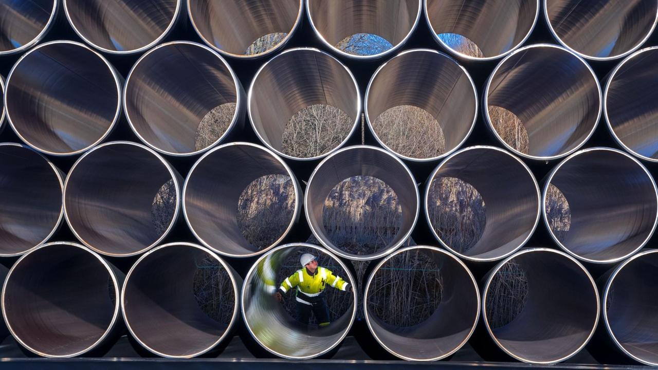 Ein Mitarbeiter prüft Rohre für die Gaspipeline Nord Stream 2. Ein Mitarbeiter prüft Rohre für die Gaspipeline Nord Stream 2.