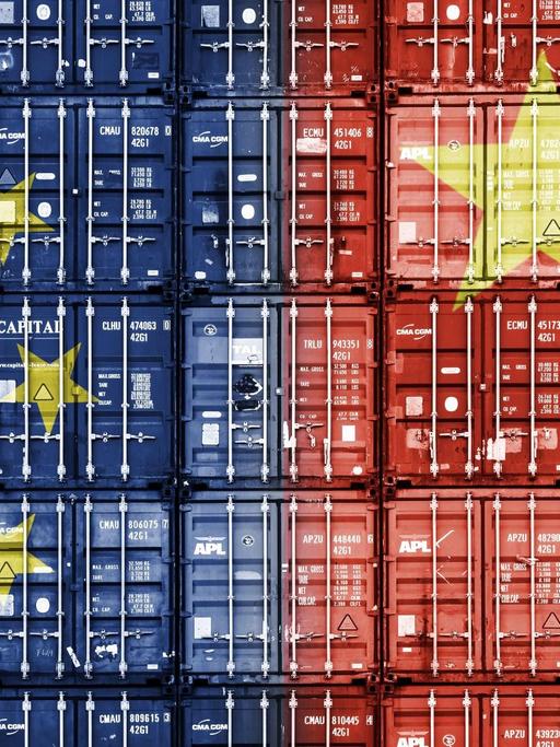 Gestapelte Container in den Nationalfarben von der EU und der Volksrepublik China.