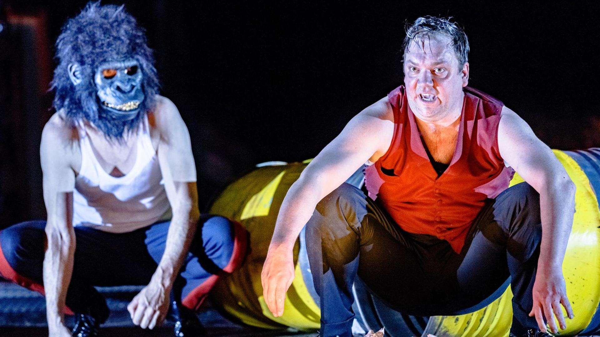 Die Schauspieler Charly Hübner als Robert Smith und Paul Behren als Affe spielen auf der Fotoprobe von "Der haarige Affe". Die Schauspieler Charly Hübner als Robert Smith und Paul Behren als Affe spielen auf der Fotoprobe von "Der haarige Affe".