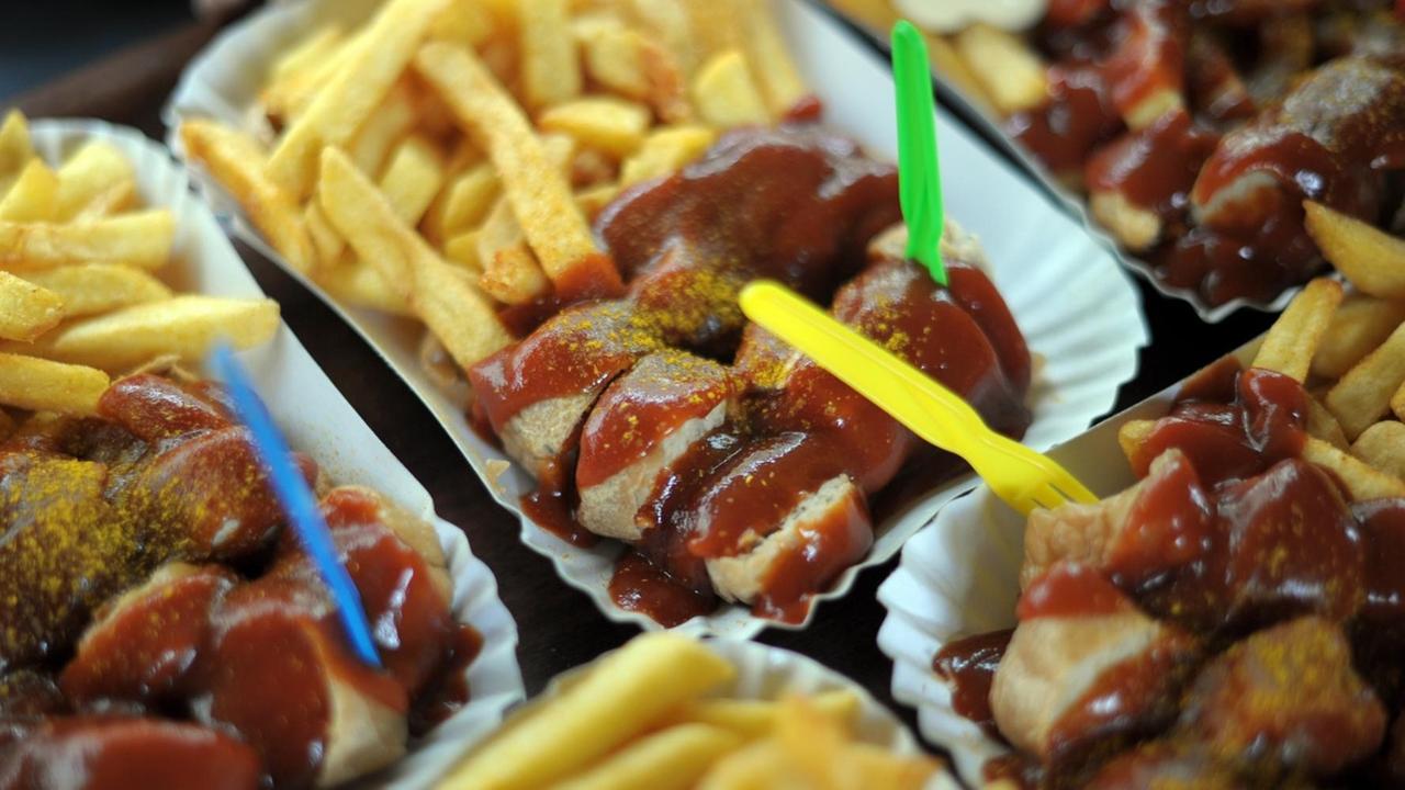 Pappteller mit Currywurst mit Pommes Frites Pappteller mit Currywurst mit Pommes Frites