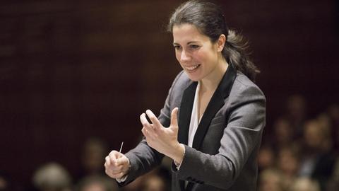 Die französische Dirigentin Marie Jacquot