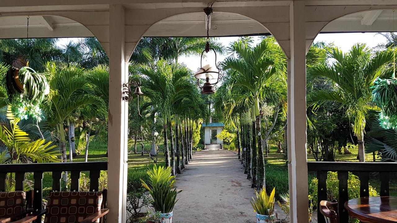 In der Plantagenregion am Commewijne-Fluss werden immer mehr ehemalige Plantagen zu Touristen-Resorts umgebaut. Im Herrenhaus Marienbosch können Touristen übernachten. Es ist das einzige noch erhaltene Plantagenhaus aus der Kolonialzeit. In der Plantagenregion am Commewijne-Fluss werden immer mehr ehemalige Plantagen zu Touristen-Resorts umgebaut. Im Herrenhaus Marienbosch können Touristen übernachten. Es ist das einzige noch erhaltene Plantagenhaus aus der Kolonialzeit.