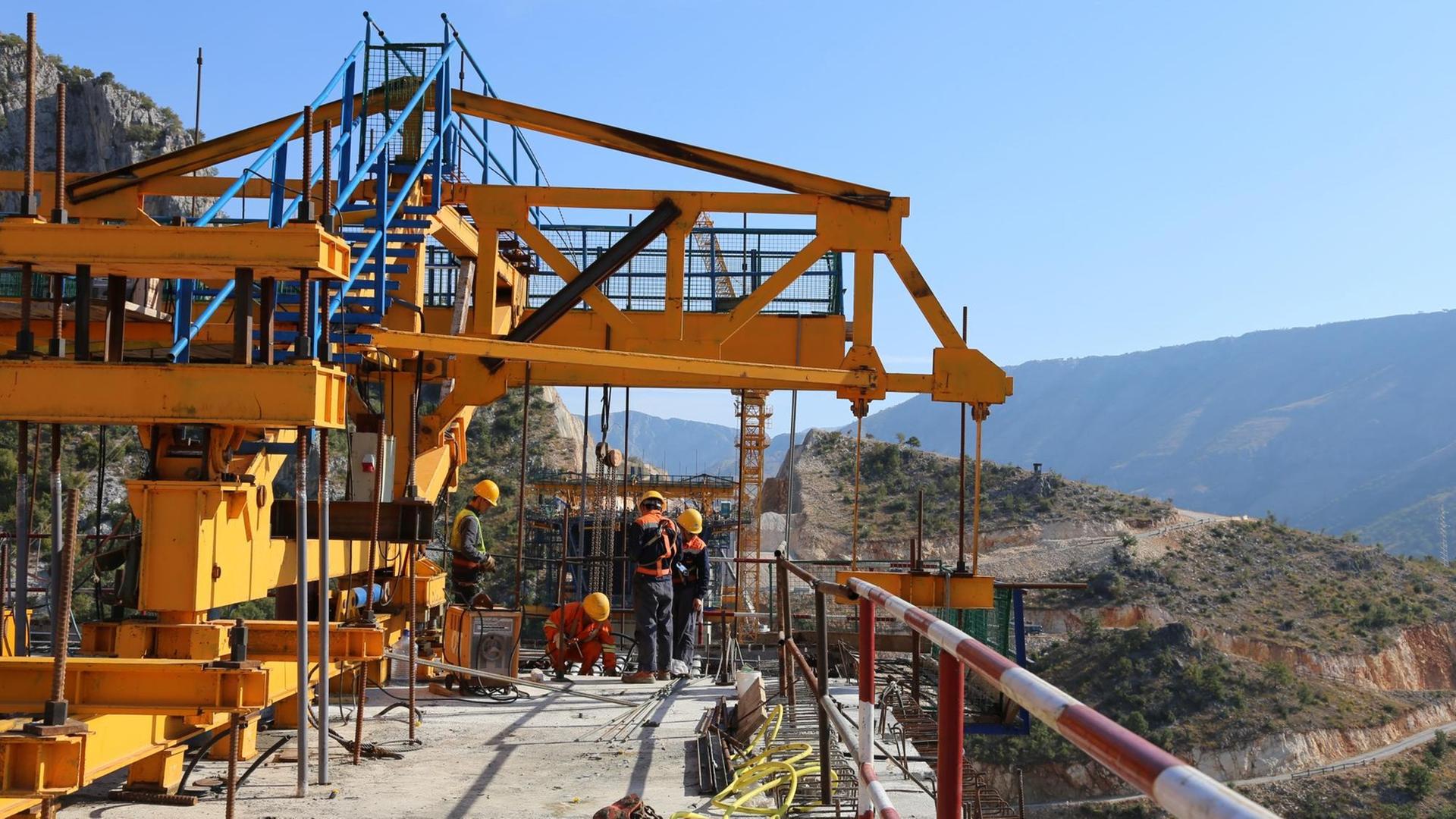 Bauarbeiter stehen auf einer großen Baustelle in Montenegro, wo China die erste Autobahnstrecke des Landes finanziert. Bauarbeiter stehen auf einer großen Baustelle in Montenegro, wo China die erste Autobahnstrecke des Landes finanziert.