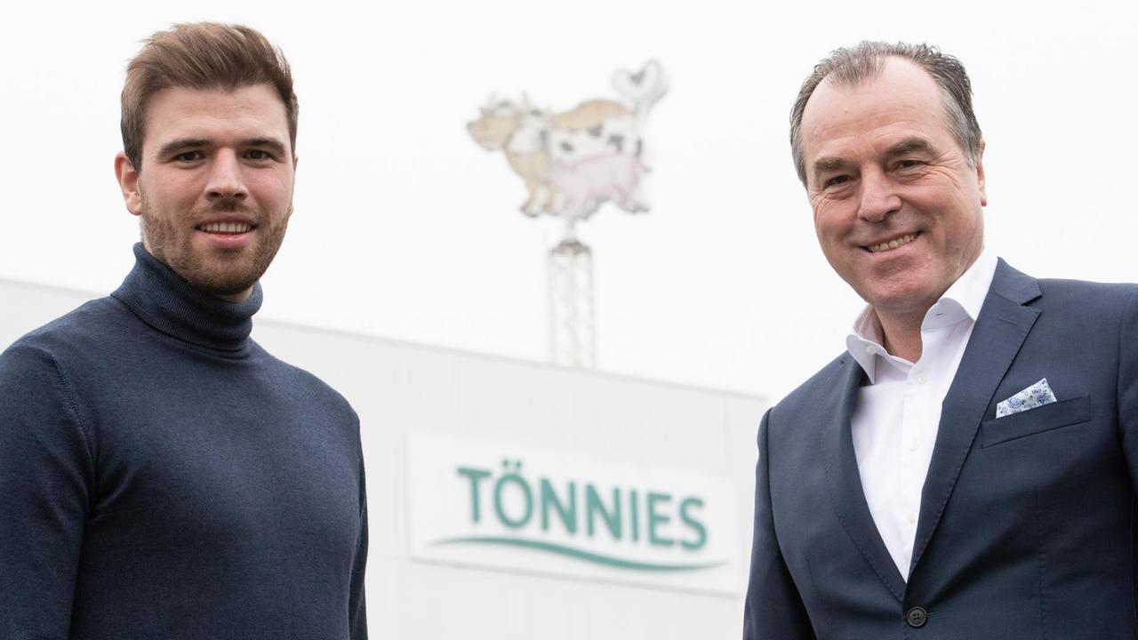 Der Miteigentümer der Unternehmensgruppe Tönnies Holding, Clemens Tönnies (r), und sein Sohn und Tönnies-Mitgesellschafter Maximilian Tönnies (l) stehen vor einem Firmengebäude mit dem Geschäftslogo. Der Miteigentümer der Unternehmensgruppe Tönnies Holding, Clemens Tönnies (r), und sein Sohn und Tönnies-Mitgesellschafter Maximilian Tönnies (l) stehen vor einem Firmengebäude mit dem Geschäftslogo.