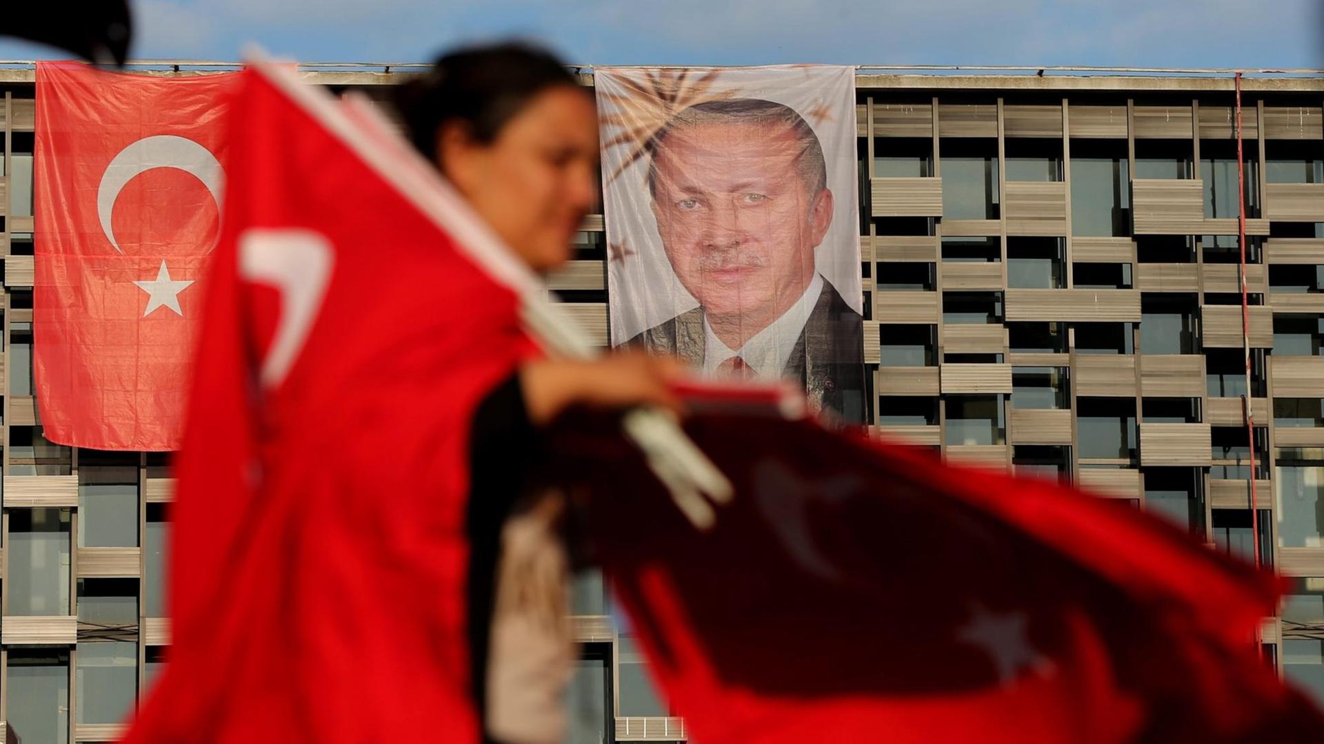 Erdogan verhängt Ausnahmezustand über die Türkei (22.07.2016) Erdogan verhängt Ausnahmezustand über die Türkei (22.07.2016)