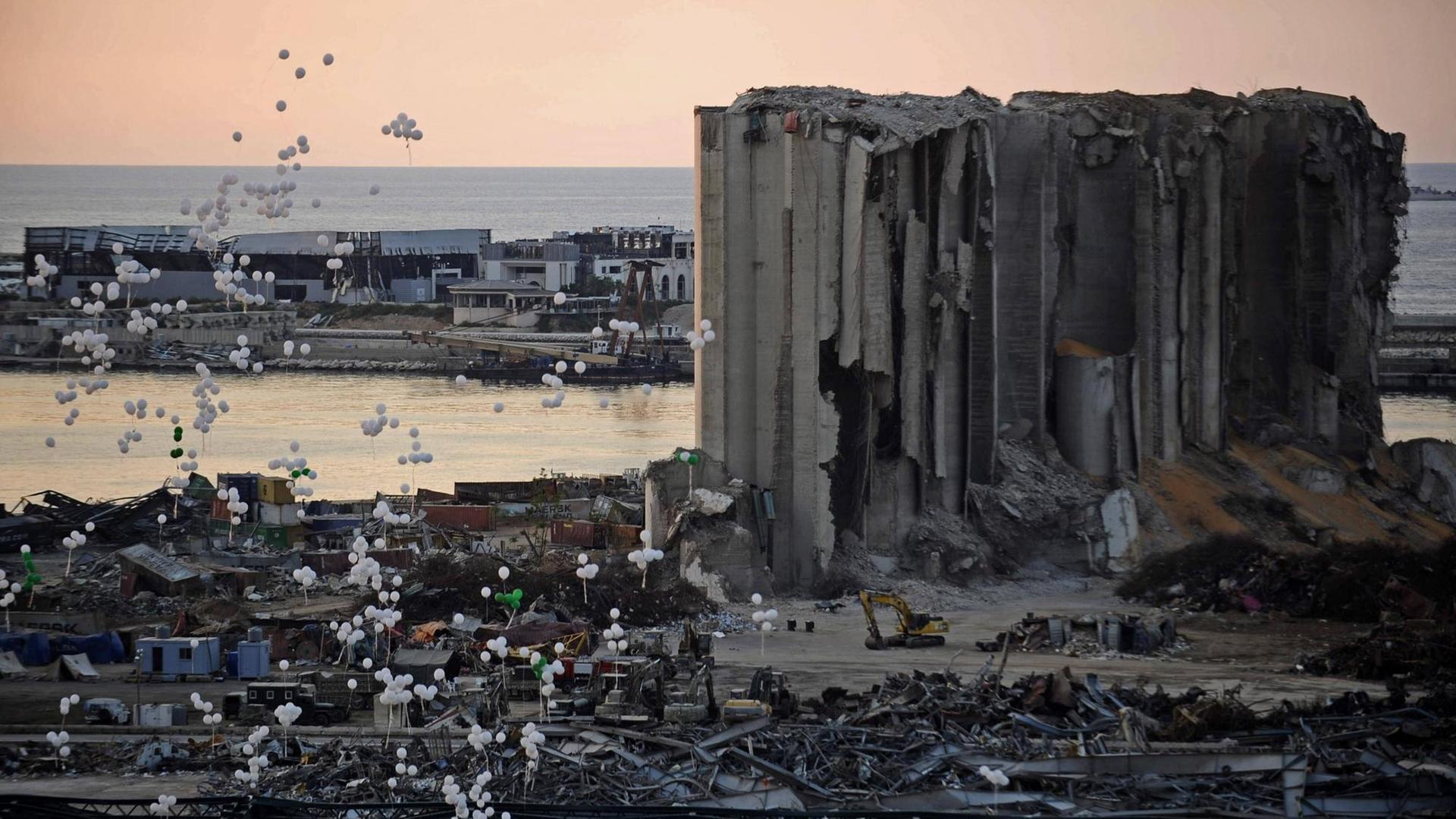 Weiße Luftballons fliegen über dem zwerstörten Hafen in Beirut, 10. Oktober 2020 Weiße Luftballons fliegen über dem zwerstörten Hafen in Beirut, 10. Oktober 2020