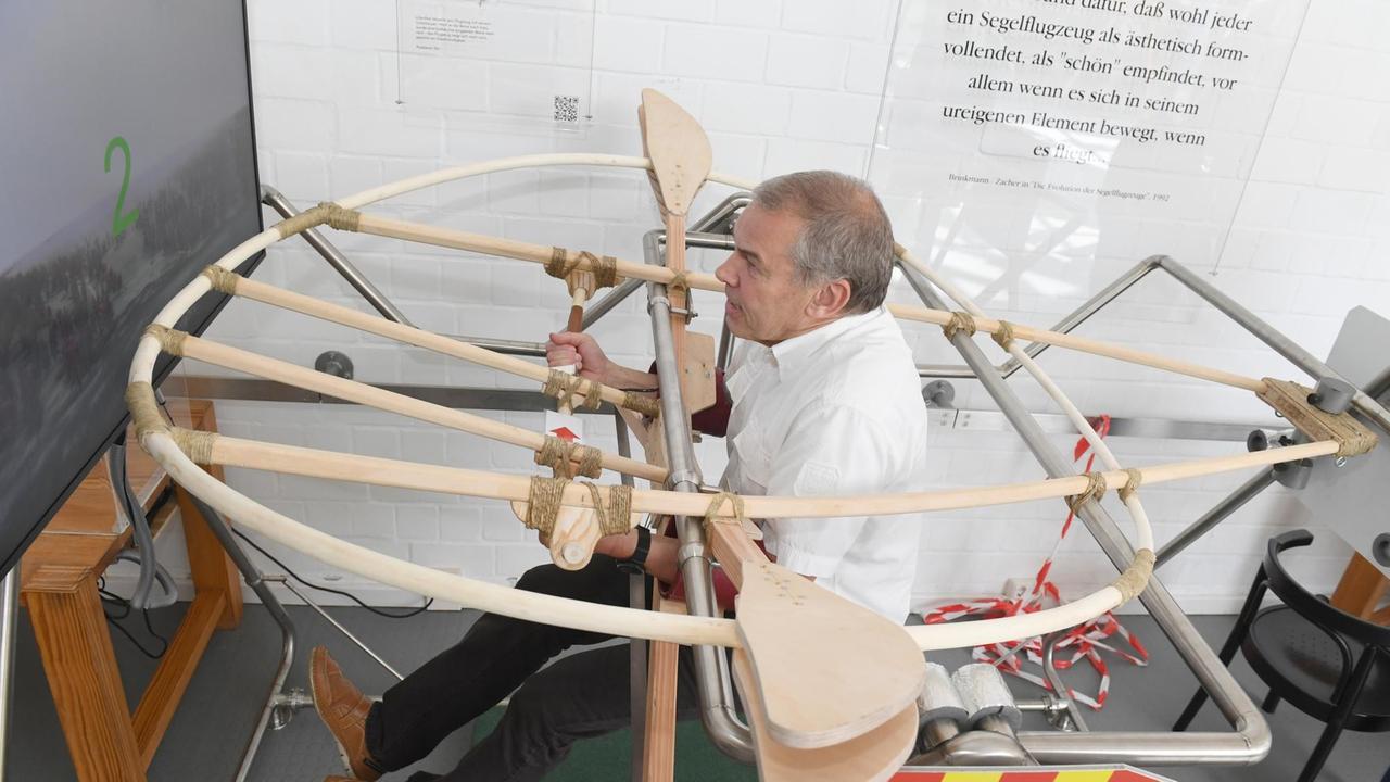 Der Leiter des Otto-Lilienthal-Museums Bernd Lukasch probiert im Flugsimulator des Cockpit eines Lilienthal-Gleiters, wie der Pionier im 19. Jahrhundert seine Fluggeräte steuerte. Der Leiter des Otto-Lilienthal-Museums Bernd Lukasch probiert im Flugsimulator des Cockpit eines Lilienthal-Gleiters, wie der Pionier im 19. Jahrhundert seine Fluggeräte steuerte.