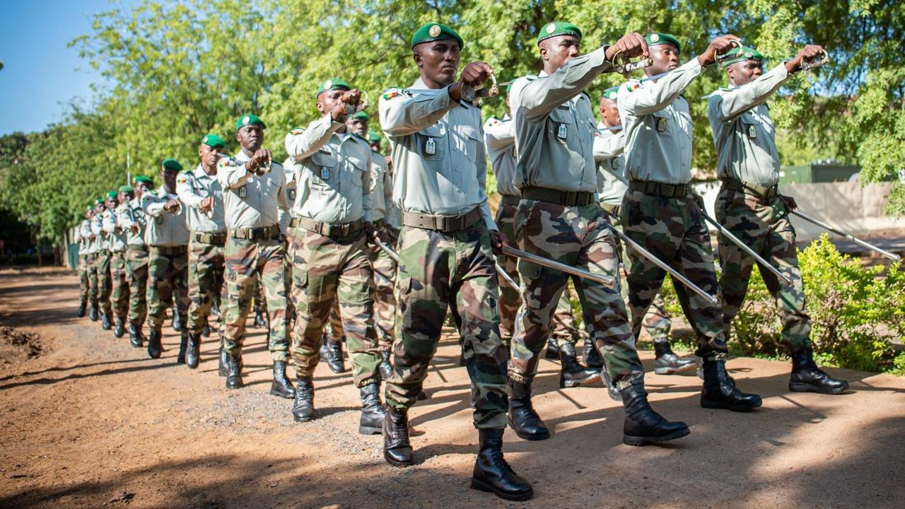 Mali, Koulikoro: Soldaten der malischen Streitkräfte marschieren im EUTM-Ausbildungszentrum zusammen an. Mali, Koulikoro: Soldaten der malischen Streitkräfte marschieren im EUTM-Ausbildungszentrum zusammen an.
