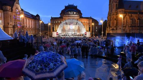 6000 Leute hören Beethovens Neunte Symphonie auf dem Theaterplatz in Chemnitz