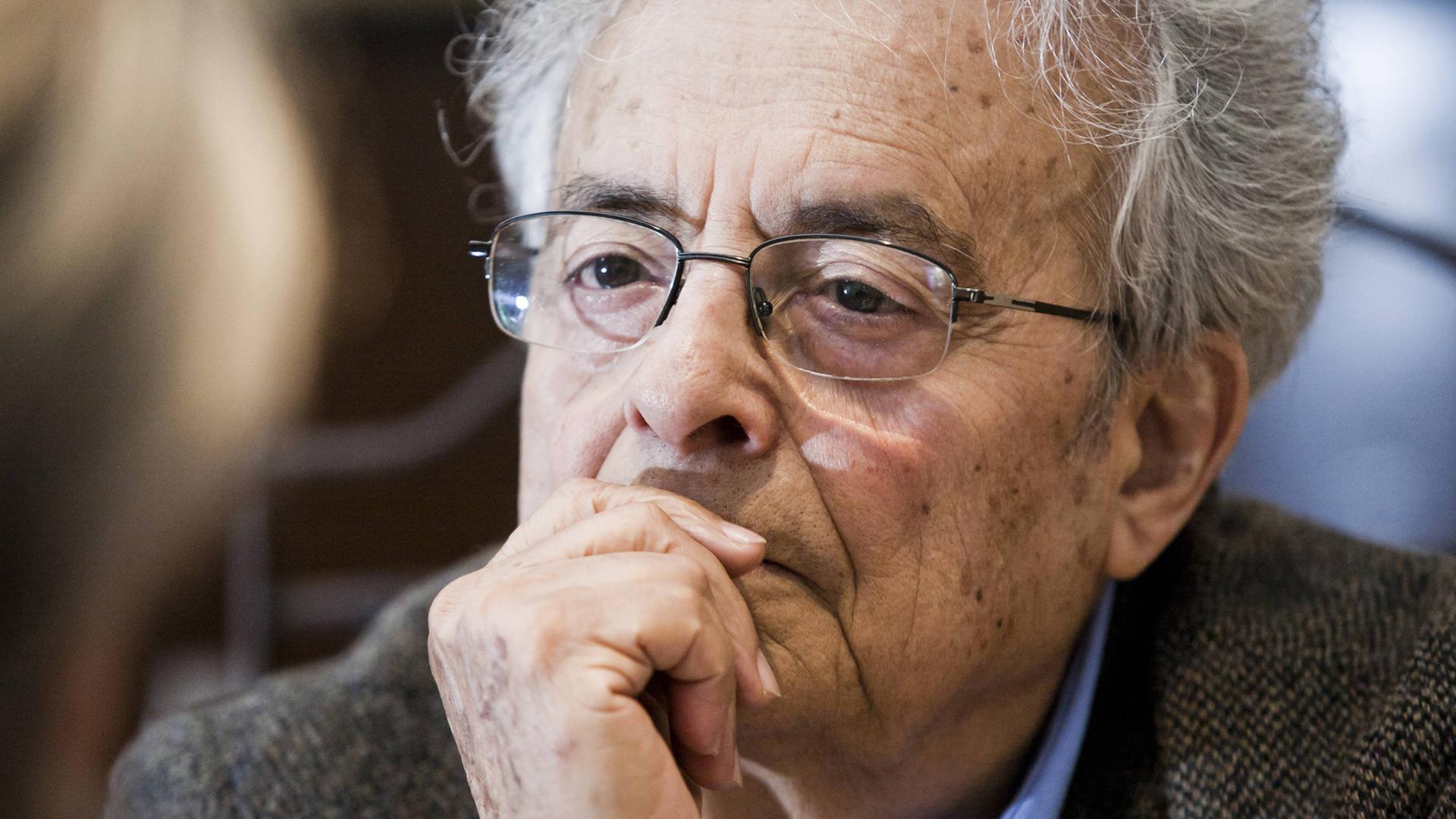 Der syrische Poet und Essayist Adonis alias Ali Ahmed Said Esber, aufgenommen 2013 Der syrische Poet und Essayist Adonis alias Ali Ahmed Said Esber, aufgenommen 2013