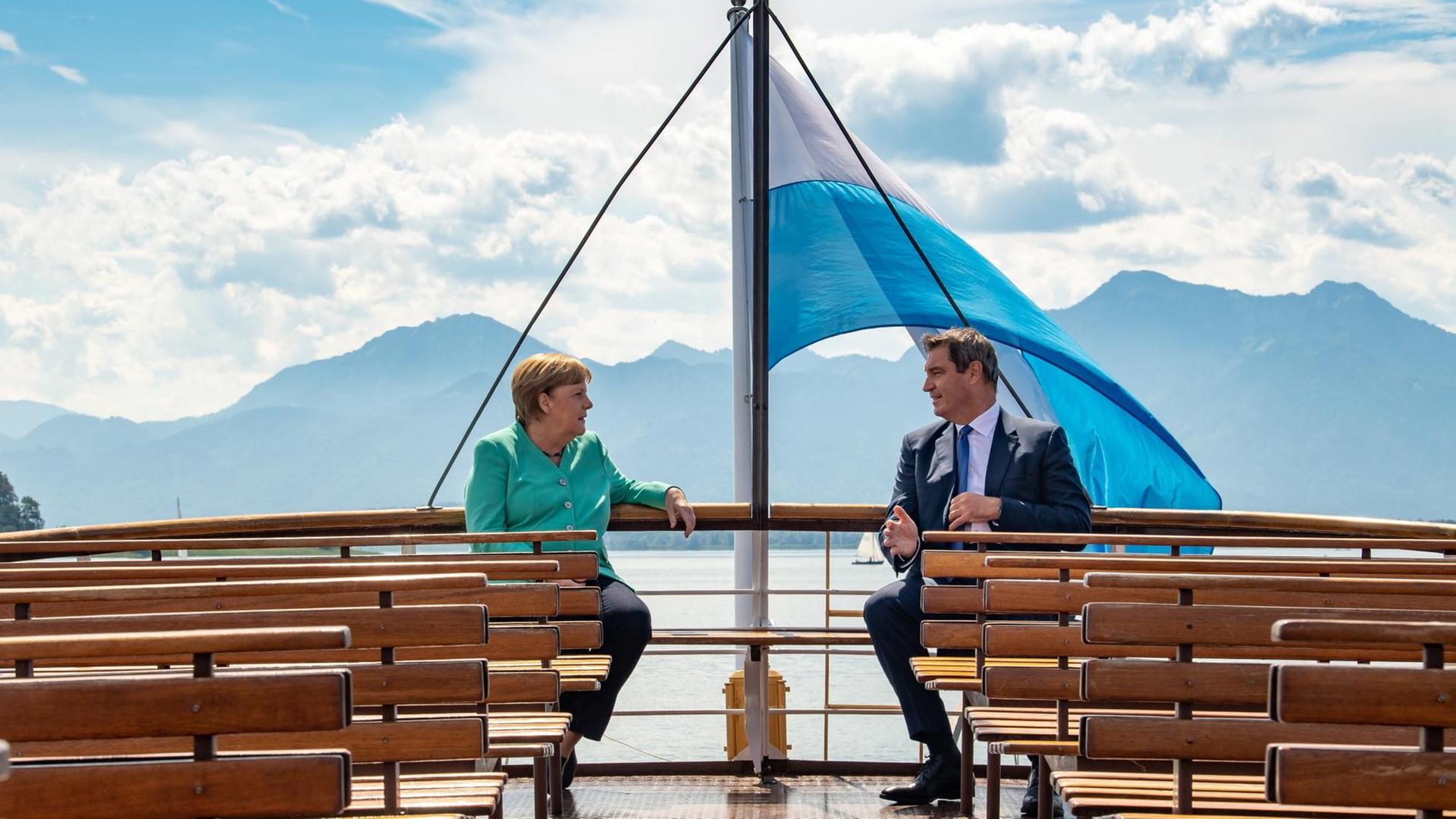 Bundeskanzlerin Angela Merkel (CDU) und Markus Söder (CSU), Ministerpräsident von Bayern, fahren gemeinsam mit einem Schiff auf die Insel Herrenchiemsee. Dort findet die bayerische Kabinettssitzung in der Spiegelgalerie des Neuen Schlosses statt, an der Merkel teilnimmt. Bayern, Prien Am Chiemsee, 14.07.2020