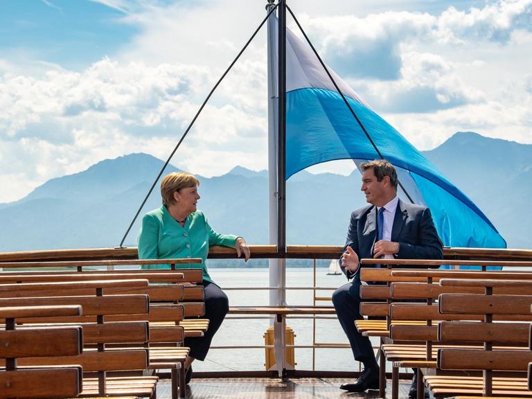 Bundeskanzlerin Angela Merkel (CDU) und Markus Söder (CSU), Ministerpräsident von Bayern, fahren gemeinsam mit einem Schiff auf die Insel Herrenchiemsee. Dort findet die bayerische Kabinettssitzung in der Spiegelgalerie des Neuen Schlosses statt, an der Merkel teilnimmt. Bayern, Prien Am Chiemsee, 14.07.2020