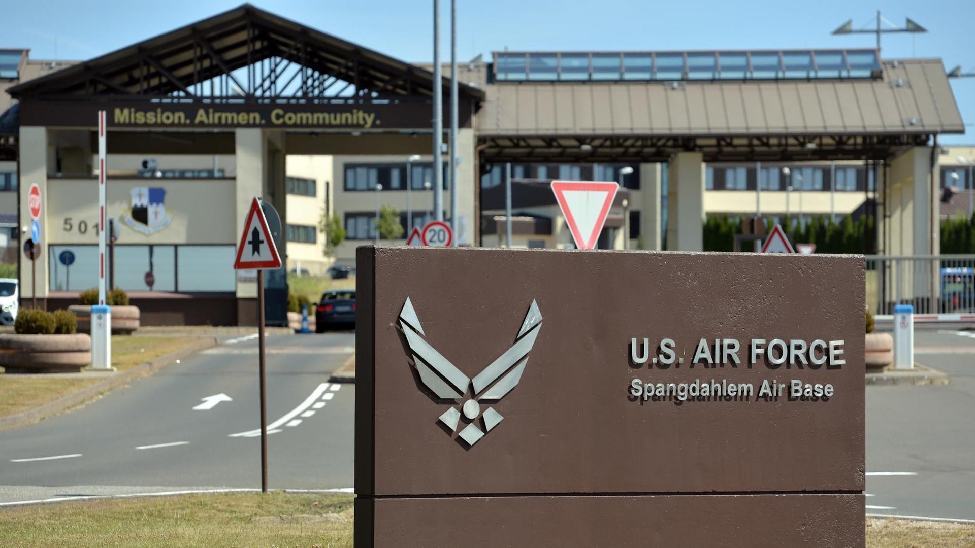 Die US-Air Base Spangdahlem in Rheinland-Pfalz. Ein Schild weist auf den US-Militärflughafen hin. Die US-Air Base Spangdahlem in Rheinland-Pfalz. Ein Schild weist auf den US-Militärflughafen hin.