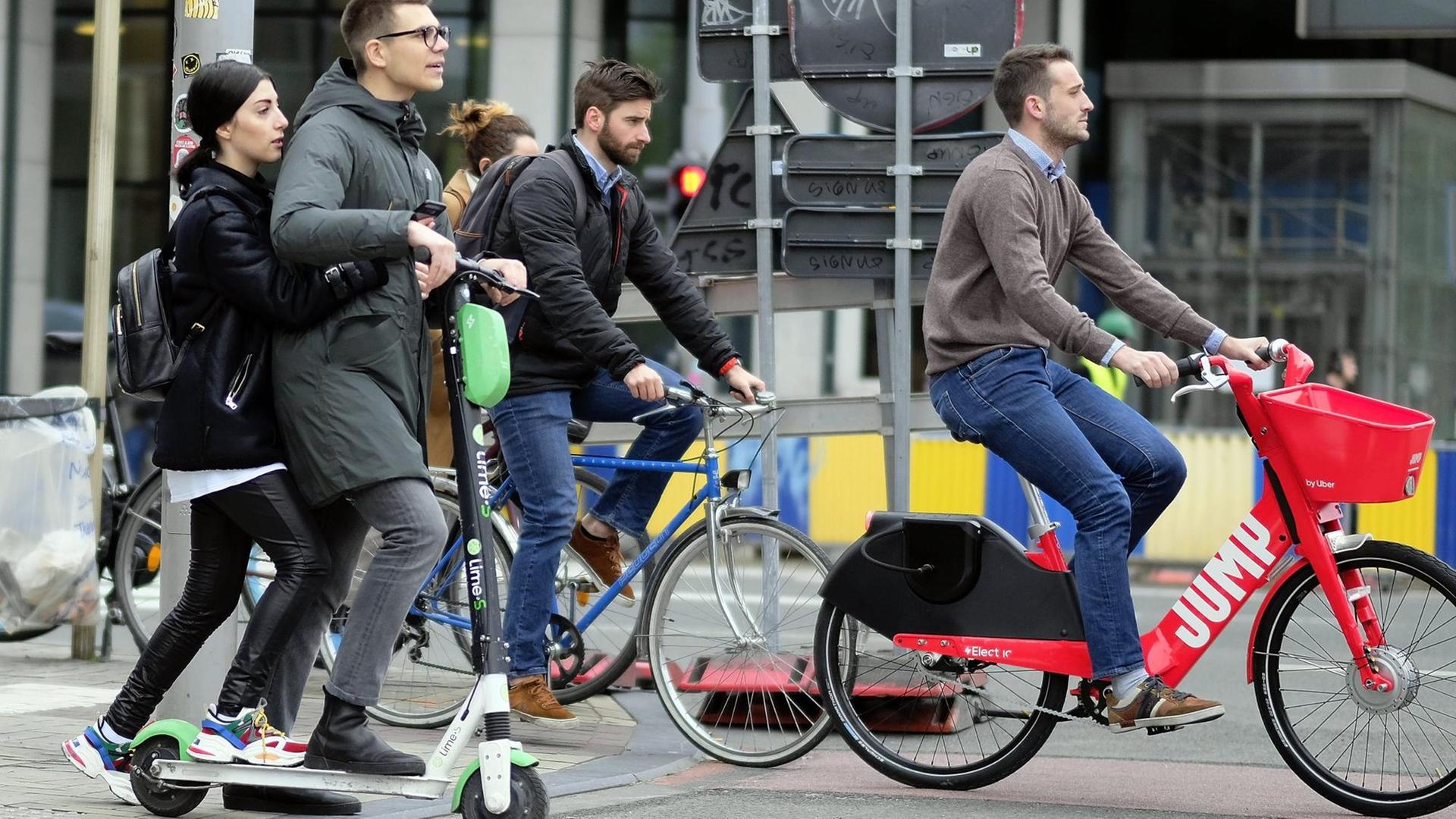 Fahrräder und E-Scooter fahren über die Straße Fahrräder und E-Scooter fahren über die Straße