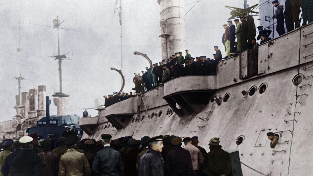 Zahlreiche Matrosen der Hochseeflotte stehen auf und vor einem der U-Boote, digital koloriertes Foto vom 5.11.1918 Zahlreiche Matrosen der Hochseeflotte stehen auf und vor einem der U-Boote, digital koloriertes Foto vom 5.11.1918
