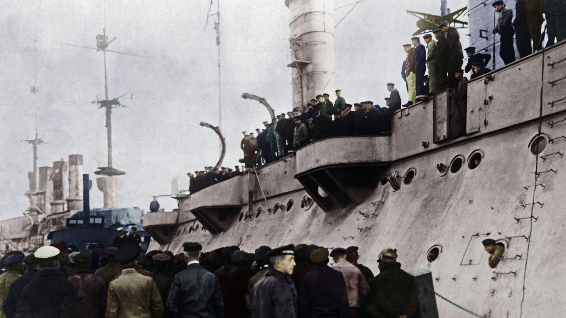 Zahlreiche Matrosen der Hochseeflotte stehen auf und vor einem der U-Boote, digital koloriertes Foto vom 5.11.1918 Zahlreiche Matrosen der Hochseeflotte stehen auf und vor einem der U-Boote, digital koloriertes Foto vom 5.11.1918