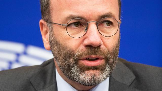 Manfred Weber (CSU), Fraktionsvorsitzender der EVP, spricht während einer Pressekonferenz der EVP im Gebäude des Europäischen Parlaments über die Abwehr des Corona-Virus.
