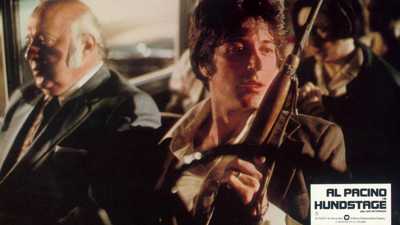 Sonny (Al Pacino) in dem Film "Hundstage" aus dem Jahr 1975 hält ein Gewehr in der Hand.
