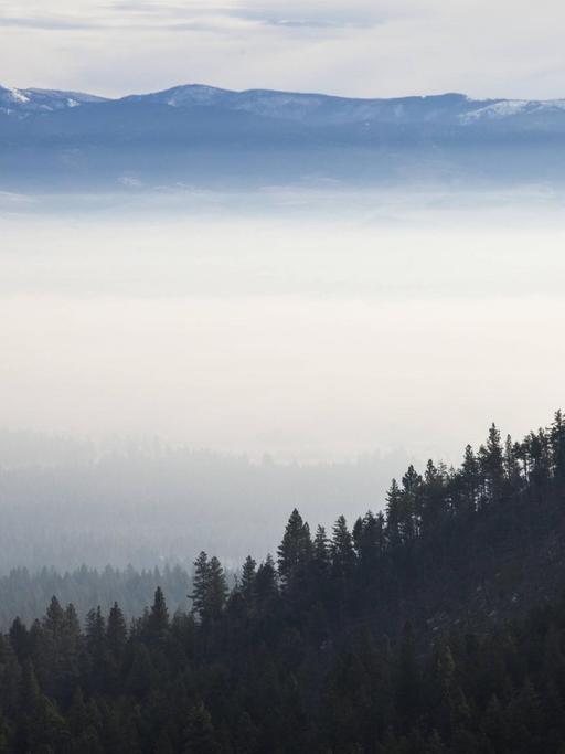 Nebel und Rauch über dem Bitterroot Valley im Herbst in Hamilton Montana, USA.