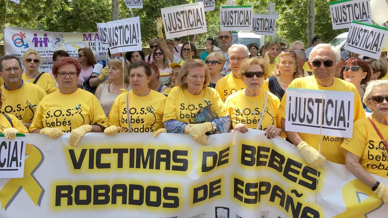 Teilnehmer einer Demonstration stehen am Rande des Prozess um den jahrzehntelangen Babyraub vor dem Landgericht. Teilnehmer einer Demonstration stehen am Rande des Prozess um den jahrzehntelangen Babyraub vor dem Landgericht.