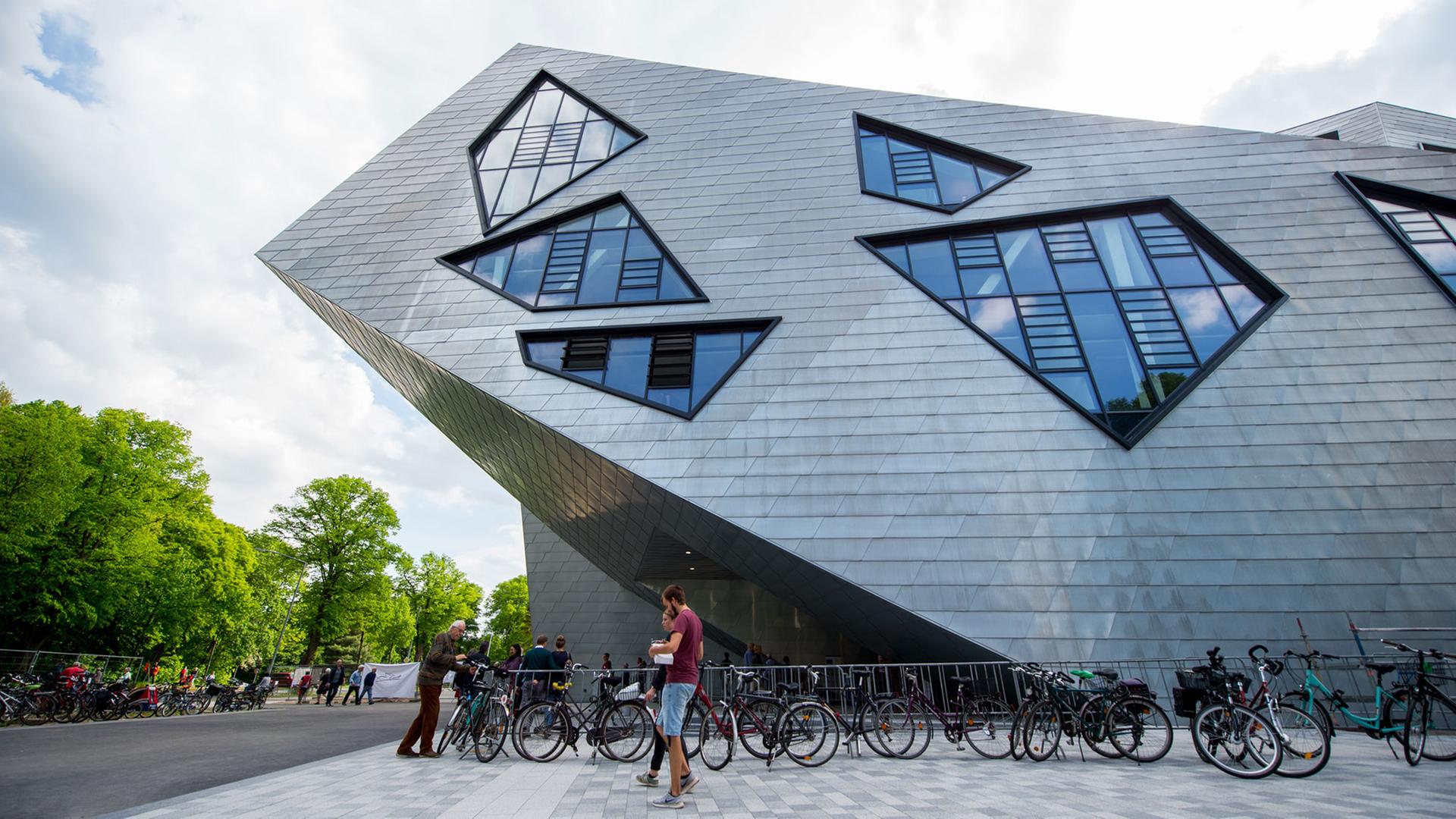 Tag der offenen Tür an der Leuphana Universität in Lüneburg: Das neue Zentralgebäude wurde von Daniel Libeskind entworfen. Tag der offenen Tür an der Leuphana Universität in Lüneburg: Das neue Zentralgebäude wurde von Daniel Libeskind entworfen.