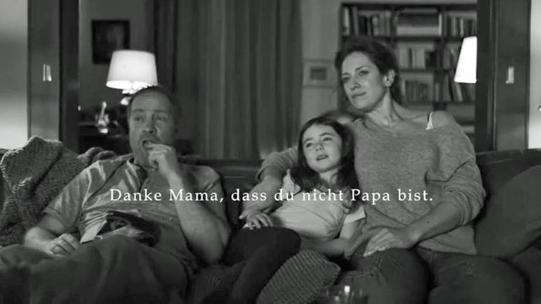 Schlussszene aus dem akuellen Edeka-Werbespot zum Muttertag