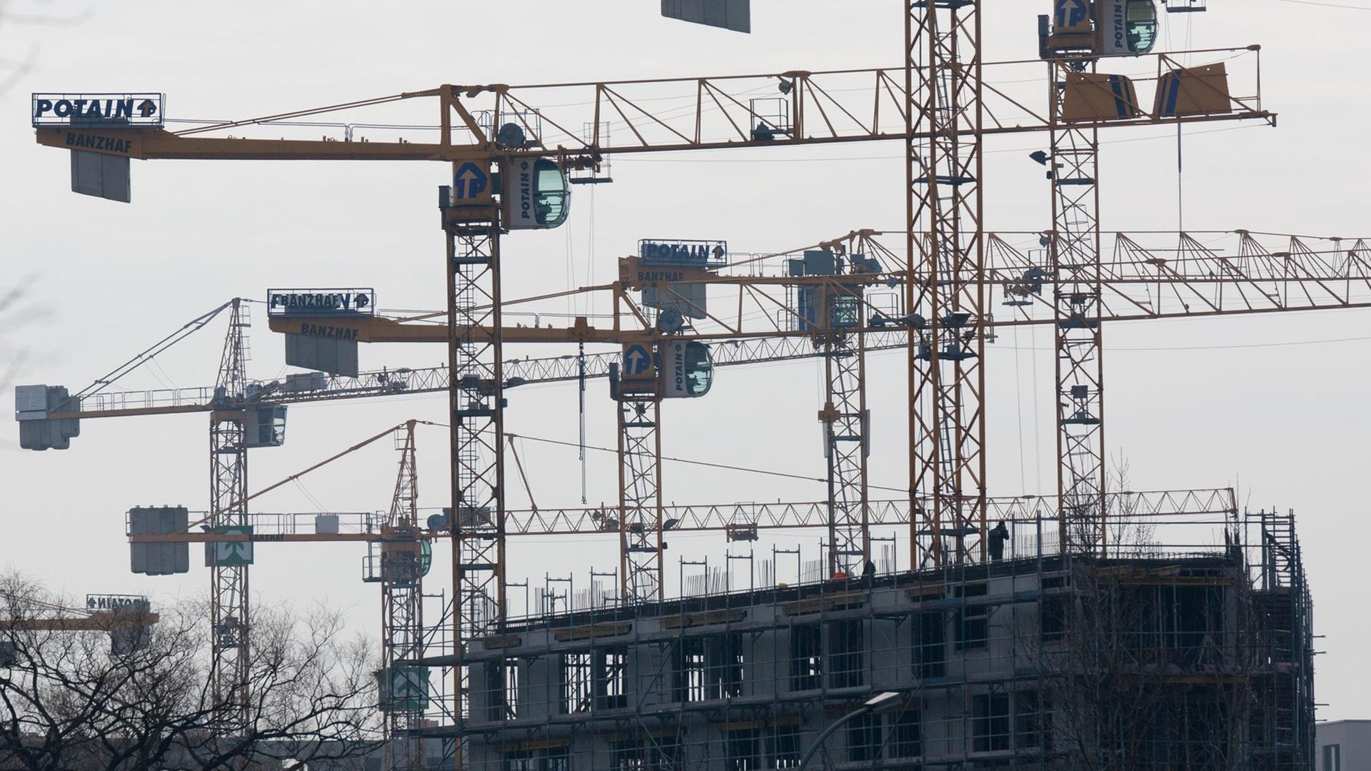 Zahlreiche Baukrähne sind in Berlin zu sehen - vor allem bezahlbare neue Wohnungen werden gebraucht. Zahlreiche Baukrähne sind in Berlin zu sehen - vor allem bezahlbare neue Wohnungen werden gebraucht.