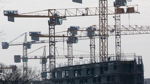 Zahlreiche Baukrähne sind in Berlin zu sehen - vor allem bezahlbare neue Wohnungen werden gebraucht.