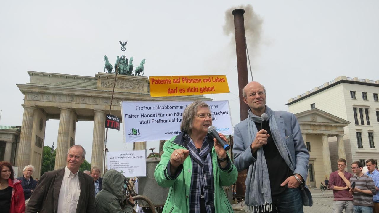 Grünen-Abgeordnete Bärbel Höhn diskutiert mit TTIP-Gegnern in Berlin