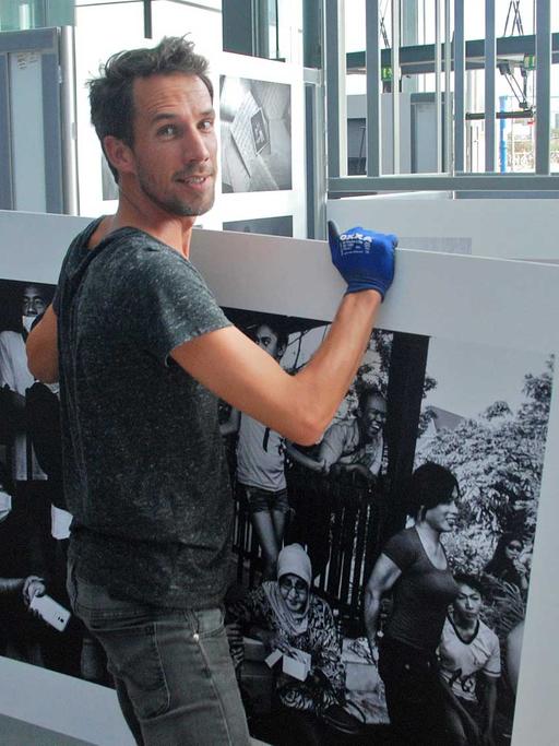 Erik de Kruijf, Senior Project Manager Exhibitions der World Press Photo beim Ausstellungsaufbau kurz vor Eröffnung der 58. World Press Photo präsentiert von der Deutschen Bahn AG im Hauptbahnhof Berlin-Mitte.