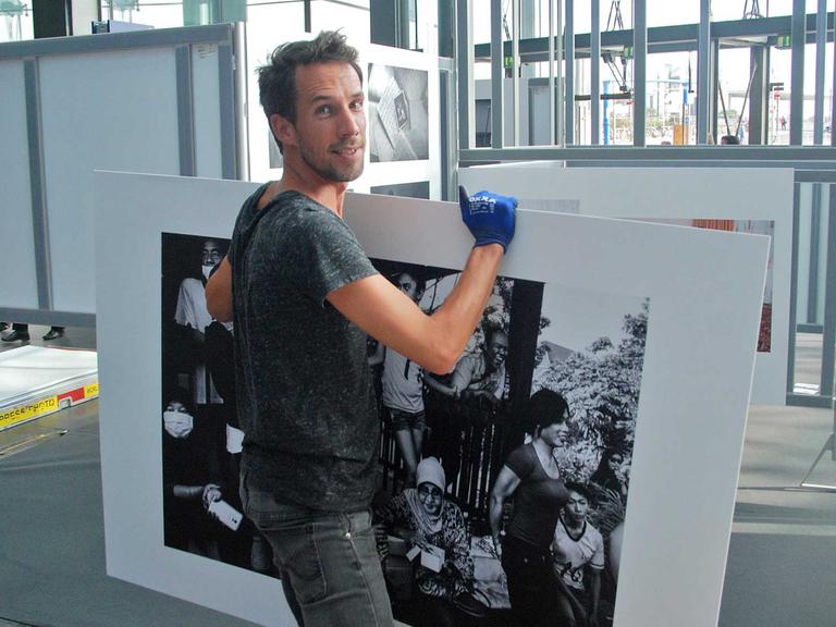 Erik de Kruijf, Senior Project Manager Exhibitions der World Press Photo beim Ausstellungsaufbau kurz vor Eröffnung der 58. World Press Photo präsentiert von der Deutschen Bahn AG im Hauptbahnhof Berlin-Mitte.