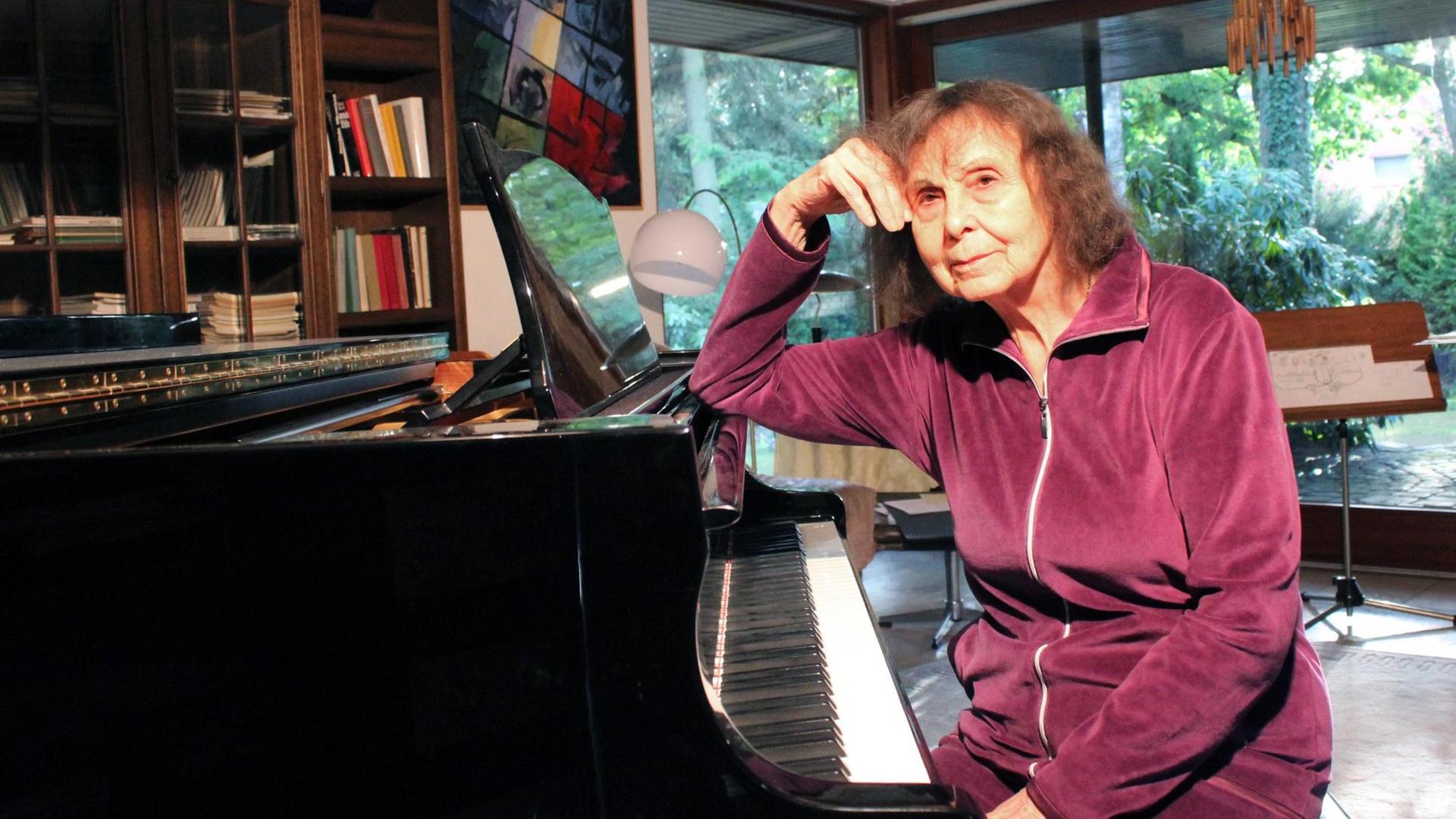 Die aus Russland stammende Komponistin Sofia Gubaidulina am 08.10.2016 in ihrem Wohnhaus in Appen (Schleswig-Holstein) bei Hamburg Die aus Russland stammende Komponistin Sofia Gubaidulina am 08.10.2016 in ihrem Wohnhaus in Appen (Schleswig-Holstein) bei Hamburg