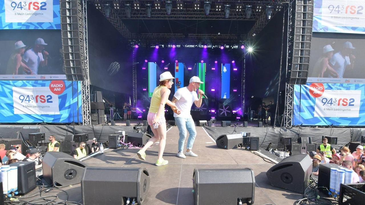 Sänger Oli P. auf der Bühne bei der 90er Live Party vom Radiosender 94,3 rs 2. Sänger Oli P. auf der Bühne bei der 90er Live Party vom Radiosender 94,3 rs 2.