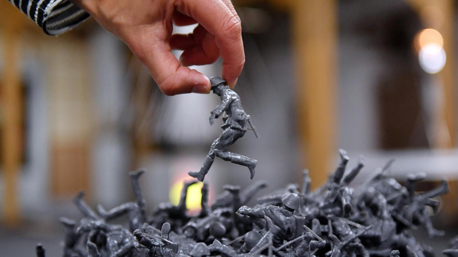 Das Kunstwerk "Mauerspringer" von Fernando Sanchez Castillo aus kleinen Soldaten-Figuren ist am 26.07.2017 in Dresden (Sachsen) auf der 11. Internationalen Ausstellung für zeitgenössische Kunst "Ostrale" zu sehen. Die neun Zentimeter großen Figuren des Mannes, der beim Sprung über die Berliner Mauer fotografiert wurde, können mitgenommen werden. Die Ostrale ist vom 28.07. bis 01.10.2017 zu sehen. Das Kunstwerk "Mauerspringer" von Fernando Sanchez Castillo aus kleinen Soldaten-Figuren ist am 26.07.2017 in Dresden (Sachsen) auf der 11. Internationalen Ausstellung für zeitgenössische Kunst "Ostrale" zu sehen. Die neun Zentimeter großen Figuren des Mannes, der beim Sprung über die Berliner Mauer fotografiert wurde, können mitgenommen werden. Die Ostrale ist vom 28.07. bis 01.10.2017 zu sehen.
