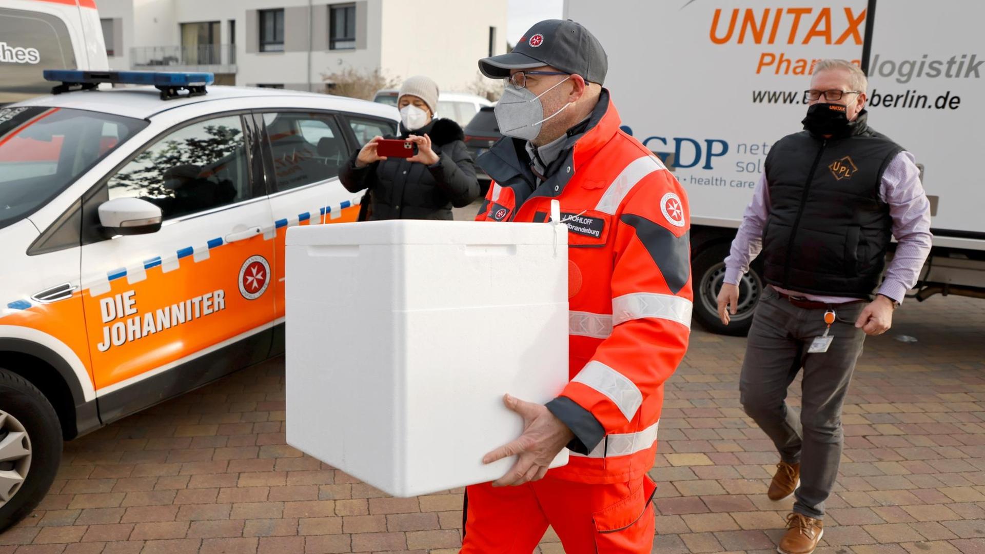 Der begehrte Stoff: Corona-Impfdosen in einer gekühlten Transportbox Der begehrte Stoff: Corona-Impfdosen in einer gekühlten Transportbox