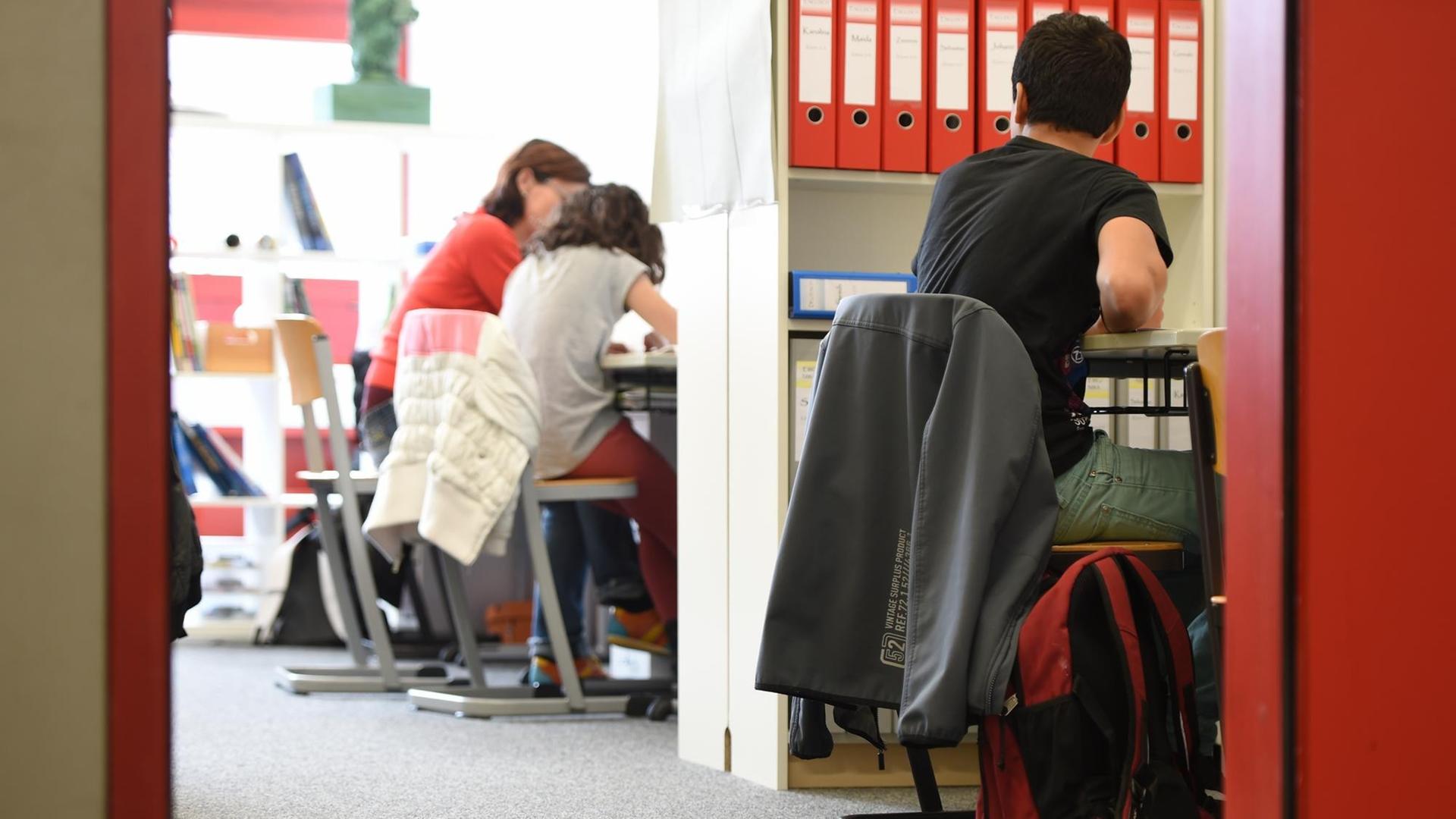 Schüler sitzen in einer Schule in Ravensburg Schüler sitzen in einer Schule in Ravensburg