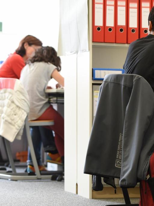 Schüler sitzen in einer Schule in Ravensburg