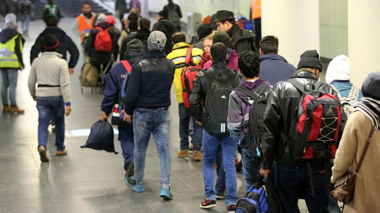 Transitflüchtlinge auf ihrem Weg nach Schweden werden am 03.11.2015 auf dem Hauptbahnhof in Rostock (Mecklenburg-Vorpommern) von Mitgliedern der Initiative «Rostock hilft» empfangen und zu Bussen geführt. Transitflüchtlinge auf ihrem Weg nach Schweden werden am 03.11.2015 auf dem Hauptbahnhof in Rostock (Mecklenburg-Vorpommern) von Mitgliedern der Initiative «Rostock hilft» empfangen und zu Bussen geführt.