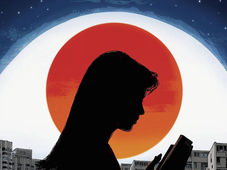 Symbolbild: Ein großes Auge überwacht eine Frau in der Stadt bei Nacht. Die Frau ist mit ihrem Smartphone beschäftigt, im Hintergrund ist eine Wohnhochhaussiedlung zu sehen.